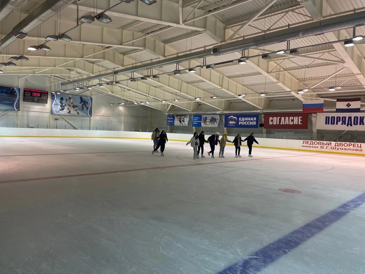 Горячий лед 1 канал сегодня. Горячий лед Омск 2023. Горячий лёд анонс. Серов хоккей жаркий лед. Амас театр на льду 2023.