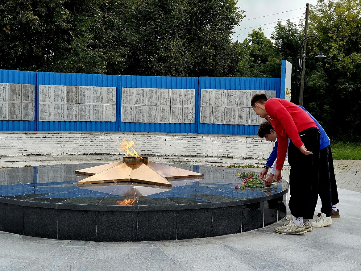  Активисты движения Первых возложили цветы к мемориалу