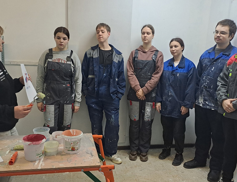 Продолжается работа основной группы участников на площадке по компетенции «Малярные и декоративные работы».