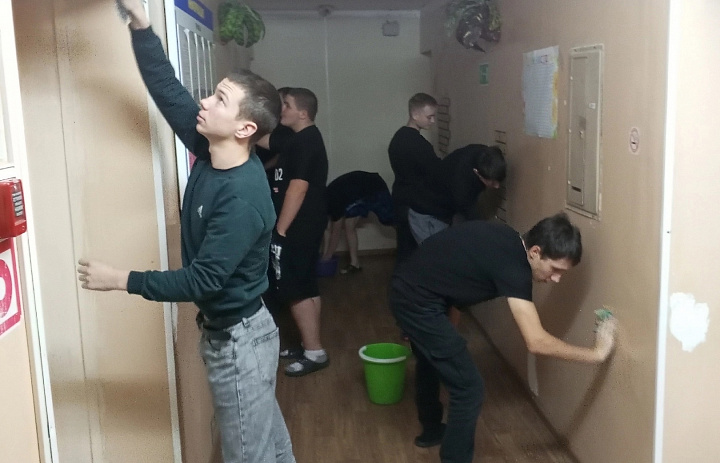 День матери в общежитии: когда мужчины берут инициативу в свои руки