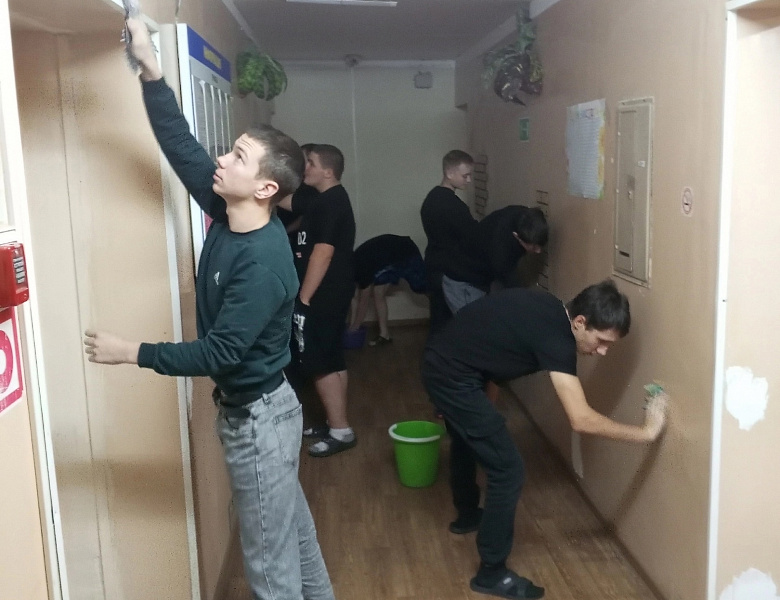 День матери в общежитии: когда мужчины берут инициативу в свои руки