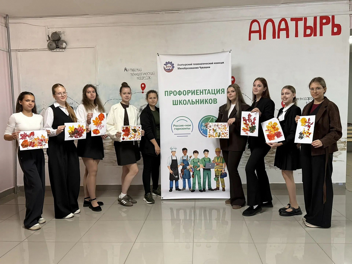 Старшие участницы театра моды "Силуэт" побывали на мастер-классе по осеннему декупажу