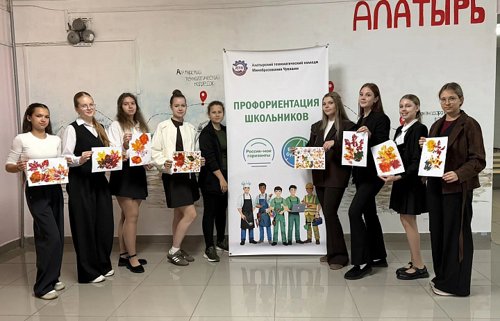 Старшие участницы театра моды "Силуэт" побывали на мастер-классе по осеннему декупажу