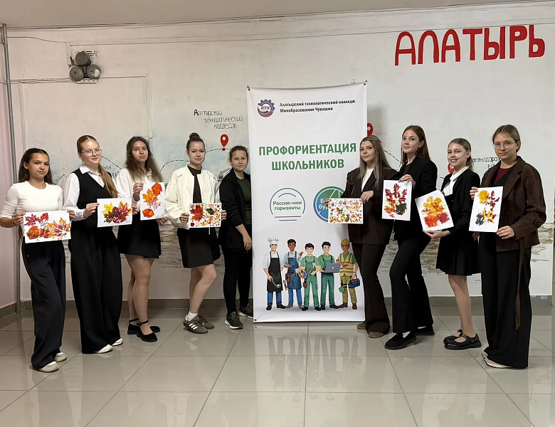 Старшие участницы театра моды "Силуэт" побывали на мастер-классе по осеннему декупажу