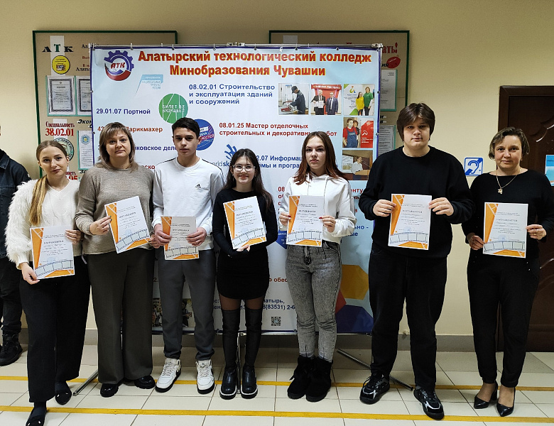 Утро понедельника начали с награждений!