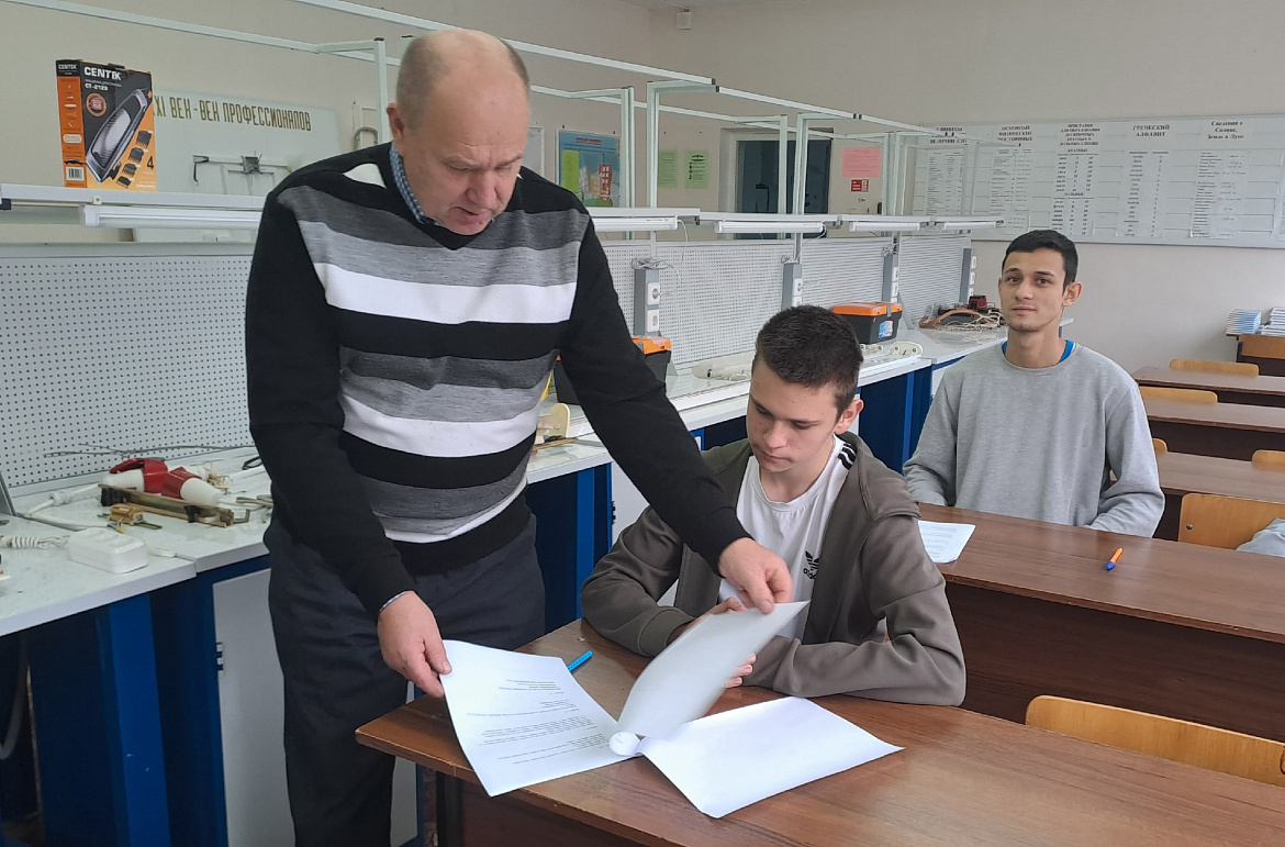 Финальные испытания будущих электромонтеров